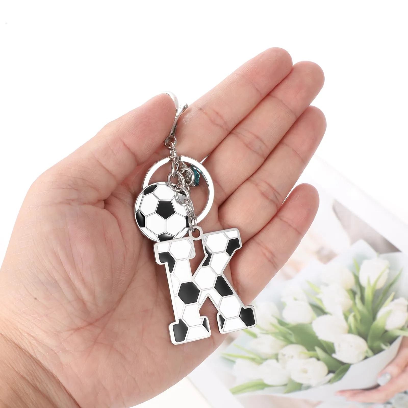 MWOOT Portachiavi Calcio Lettera Iniziale, Portachiavi Alfabeto con Ciondoli a Calcio, Portachiavi Sport Regalo Calcio per Amanti del Calcio, Charms per Borse Zaino Accessori(K) - immagine 6
