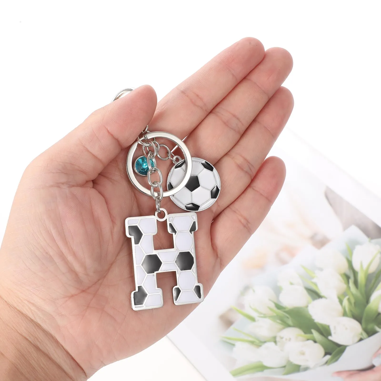 MWOOT Portachiavi Calcio Lettera Iniziale, Portachiavi Alfabeto con Ciondoli a Calcio, Portachiavi Sport Regalo Calcio per Amanti del Calcio, Charms per Borse Zaino Accessori(H) - immagine 6