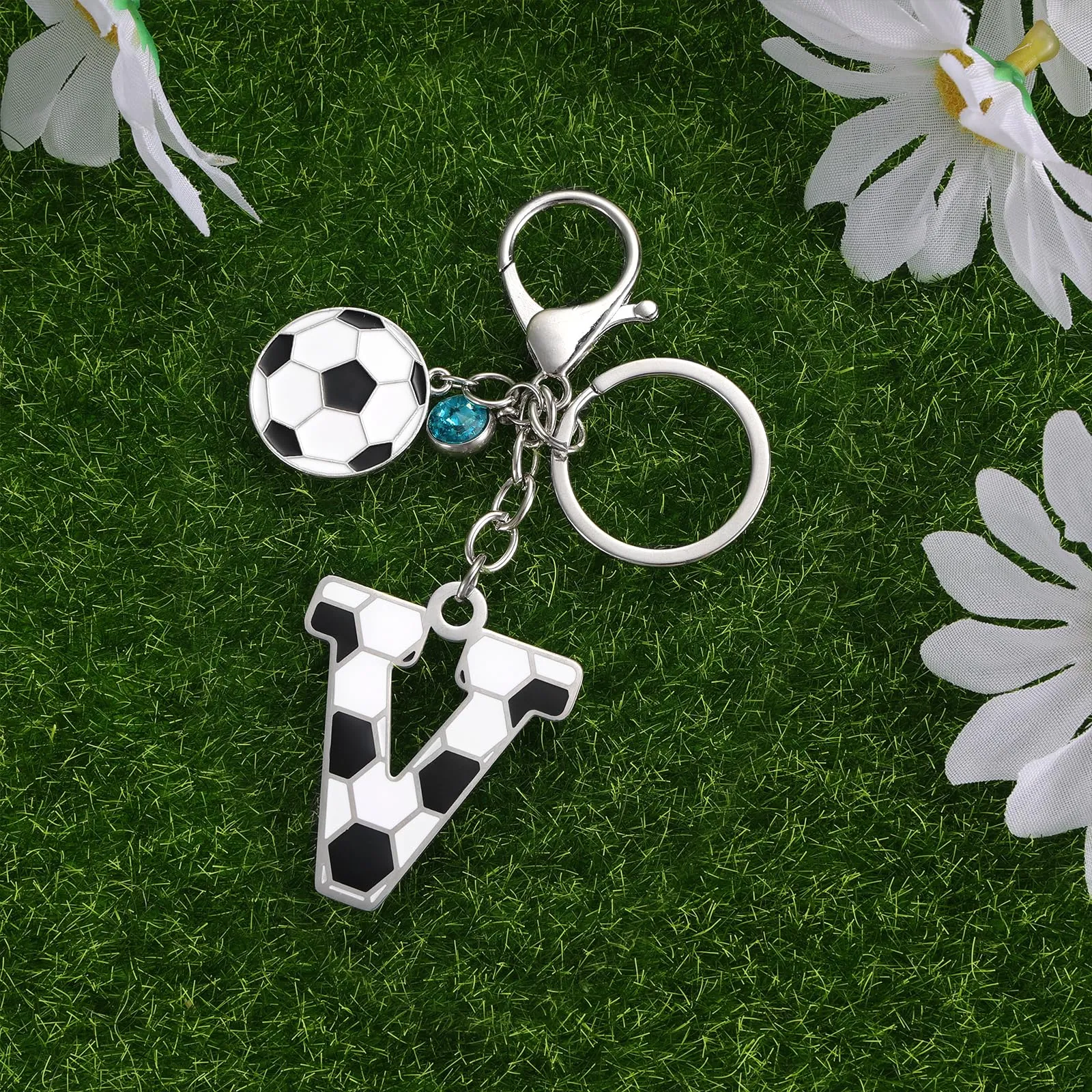 MWOOT Portachiavi Calcio Lettera Iniziale, Portachiavi Alfabeto con Ciondoli a Calcio, Portachiavi Sport Regalo Calcio per Amanti del Calcio, Charms per Borse Zaino Accessori(V) - immagine 4