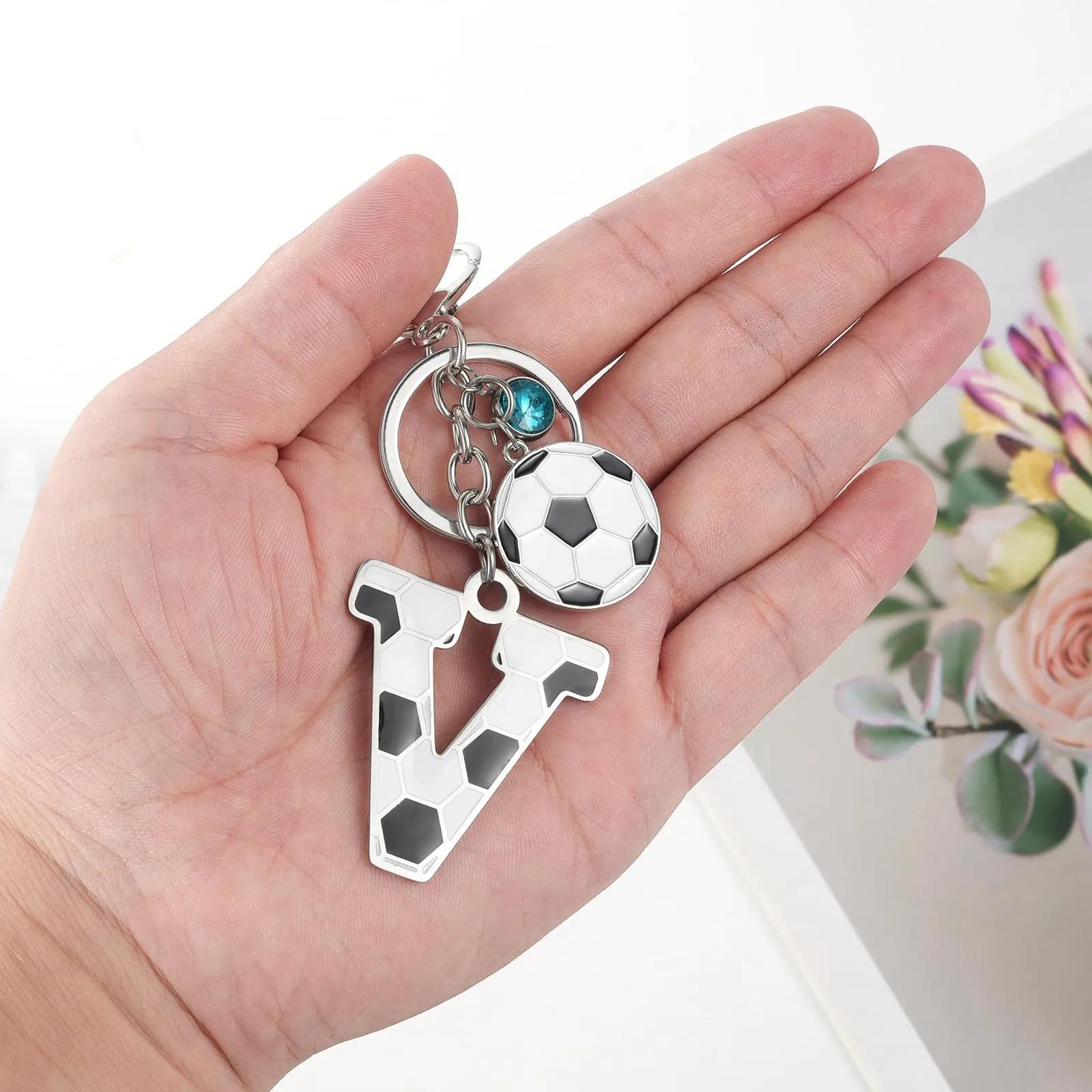 MWOOT Portachiavi Calcio Lettera Iniziale, Portachiavi Alfabeto con Ciondoli a Calcio, Portachiavi Sport Regalo Calcio per Amanti del Calcio, Charms per Borse Zaino Accessori(V) - immagine 6