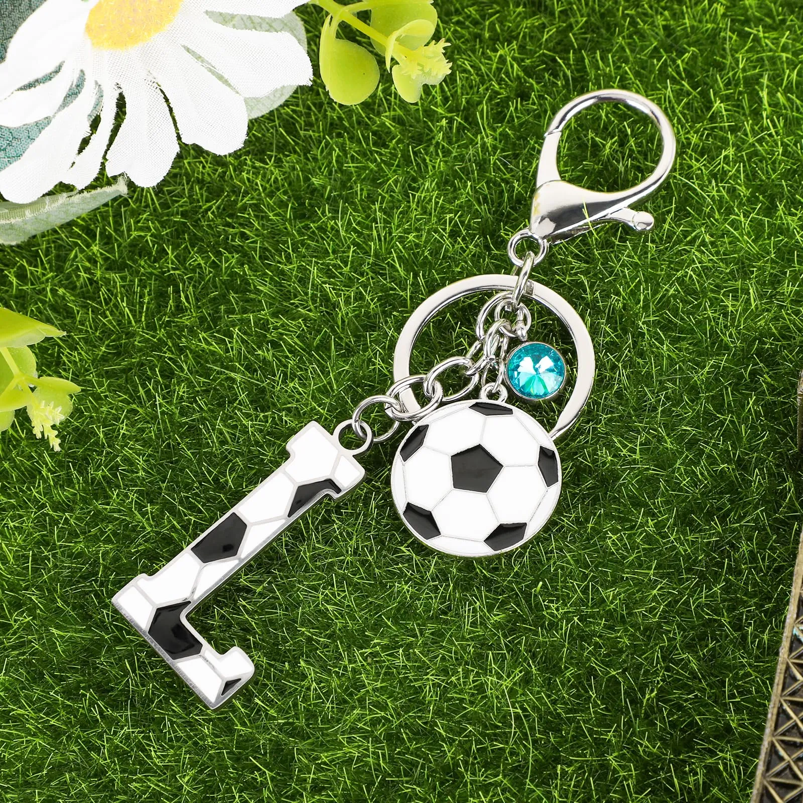 MWOOT Portachiavi Calcio Lettera Iniziale, Portachiavi Alfabeto con Ciondoli, Regalo per Amanti del Calcio, Charms per Borse Zaino Accessori(L) - immagine 4