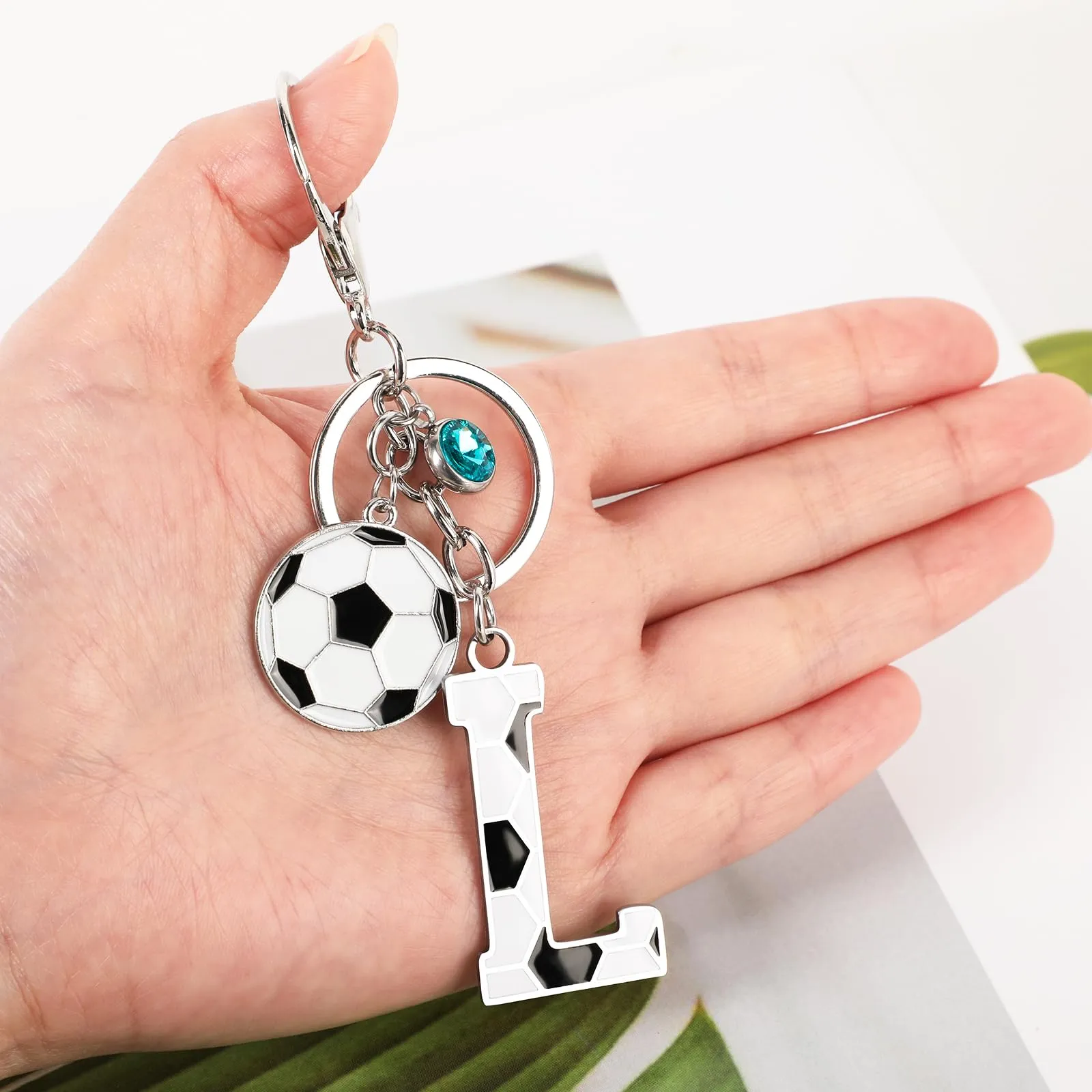 MWOOT Portachiavi Calcio Lettera Iniziale, Portachiavi Alfabeto con Ciondoli, Regalo per Amanti del Calcio, Charms per Borse Zaino Accessori(L) - immagine 6