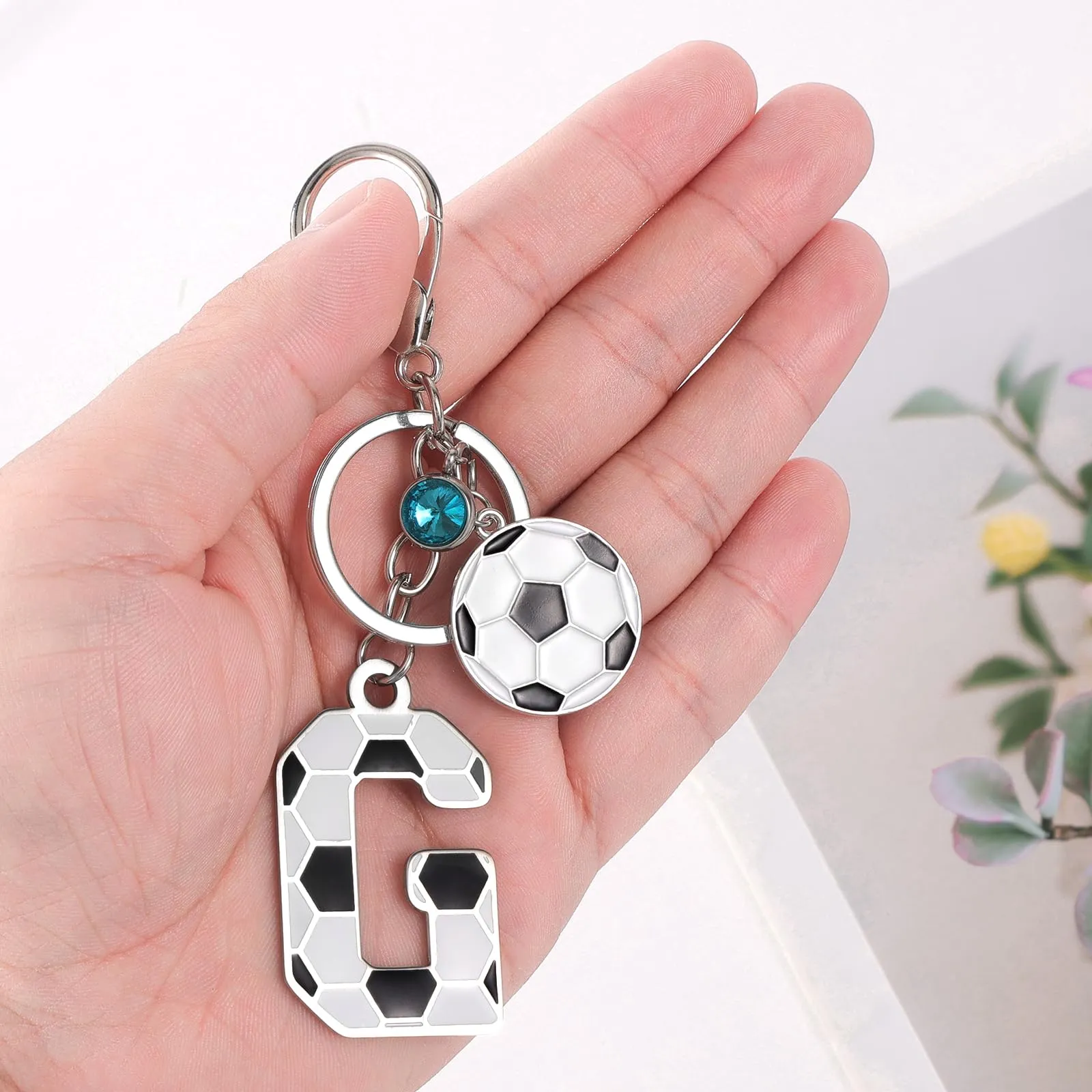 MWOOT Portachiavi Calcio Lettera Iniziale, Portachiavi Alfabeto con Ciondoli a Calcio, Portachiavi Sport Regalo Calcio per Amanti del Calcio, Charms per Borse Zaino Accessori(G) - immagine 6