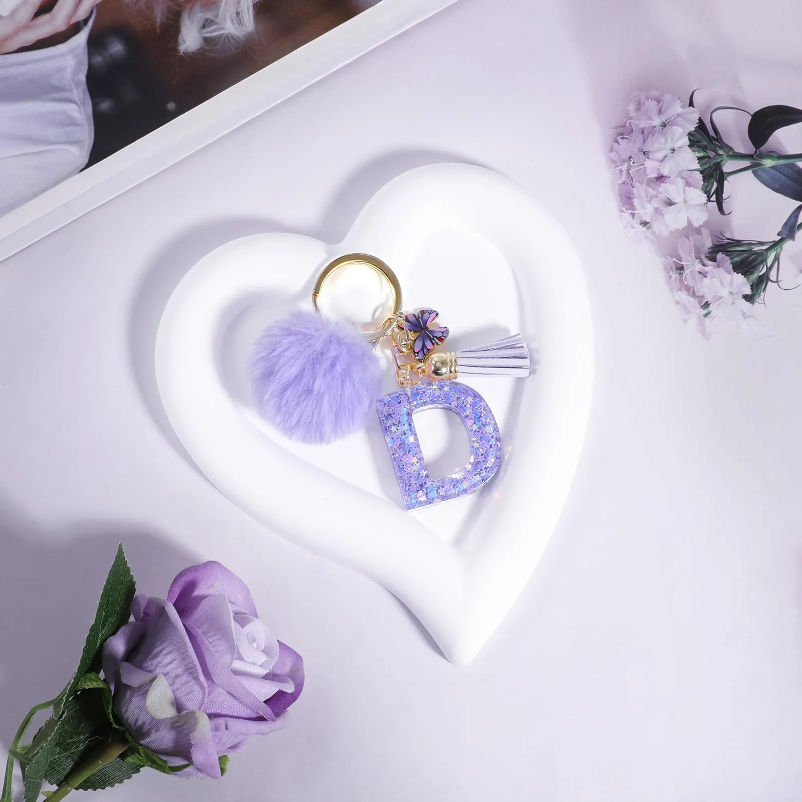 JSRQT Portachiavi da Ragazza Donna Viola Farfallina con Lettera Iniziale Nome D Ciondoli in Resina Personalizzare Regalo Legami Borsa per Auto Chiave Della Porta Macchina Zaino Pendenti Decor - immagine 3
