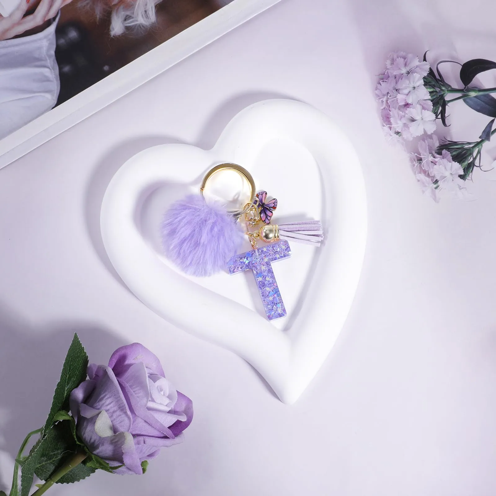 JSRQT Portachiavi da Ragazza Donna Viola Farfallina con Lettera Iniziale Nome T Ciondoli in Resina Personalizzare Regalo Legami Borsa per Auto Chiave Della Porta Macchina Zaino Pendenti Decor - immagine 3