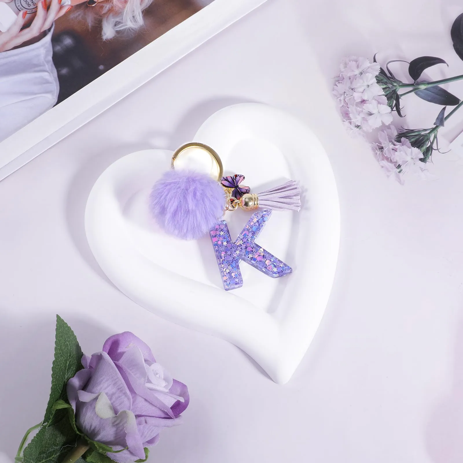 JSRQT Portachiavi da Ragazza Donna Viola Farfallina con Lettera Iniziale Nome K Ciondoli in Resina Personalizzare Regalo Legami Borsa per Auto Chiave Della Porta Macchina Zaino Pendenti Decor - immagine 5