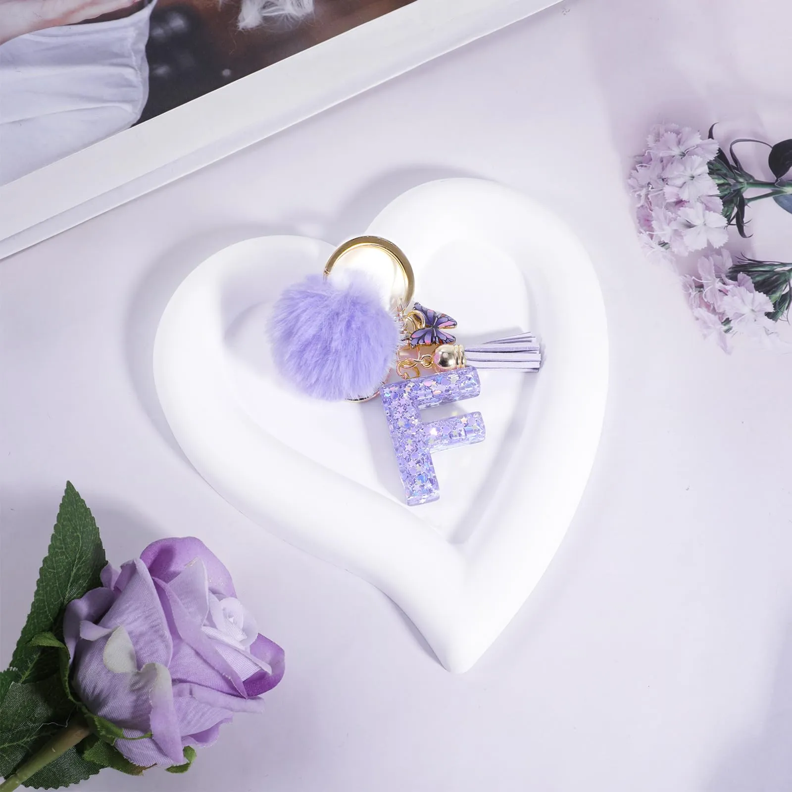 JSRQT Portachiavi da Ragazza Donna Viola Farfallina con Lettera Iniziale Nome F Ciondoli in Resina Personalizzare Regalo Legami Borsa per Auto Chiave Della Porta Macchina Zaino Pendenti Decor - immagine 3