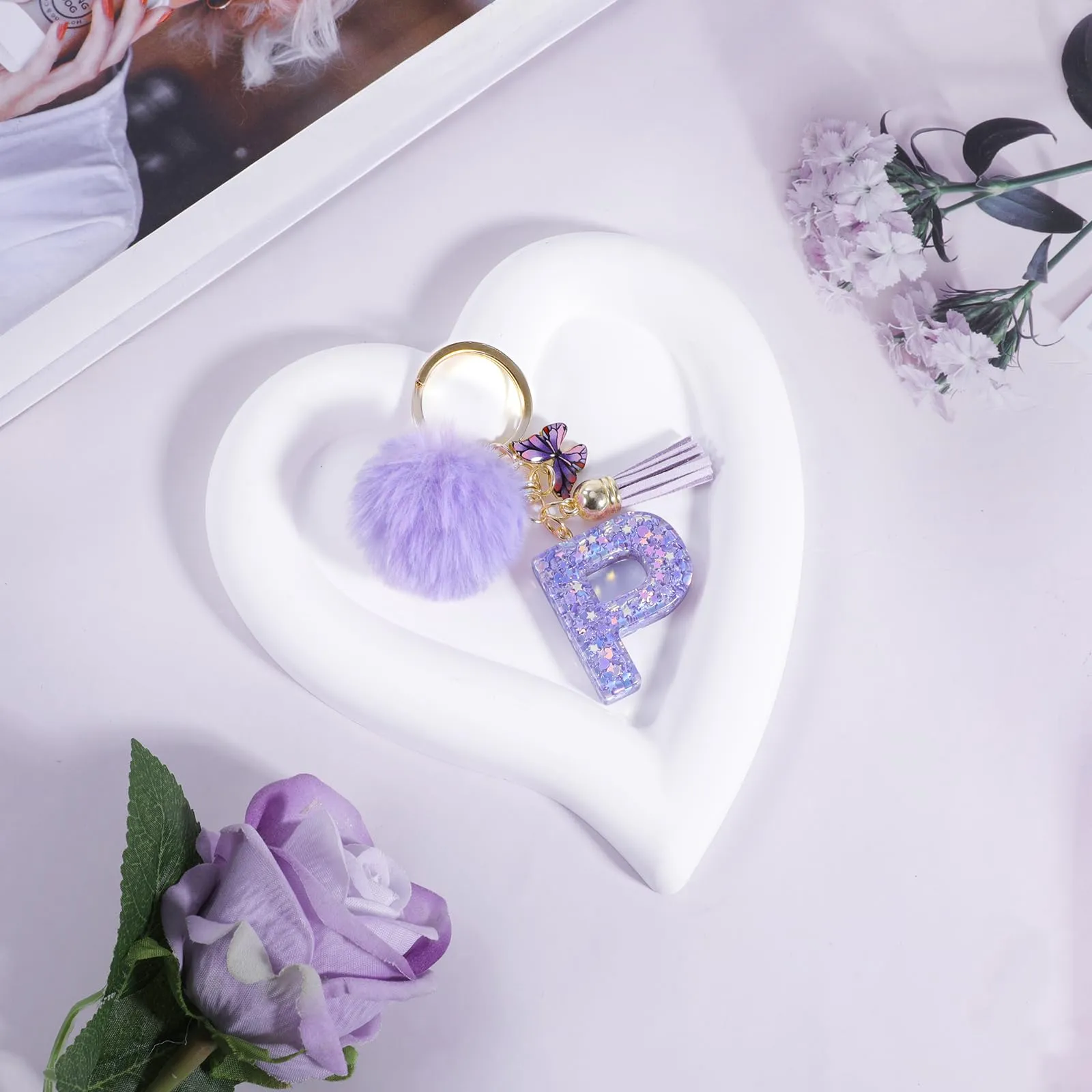 JSRQT Portachiavi da Ragazza Donna Viola Farfallina con Lettera Iniziale Nome P Ciondoli in Resina Personalizzare Regalo Legami Borsa per Auto Chiave Della Porta Macchina Zaino Pendenti Decor - immagine 3
