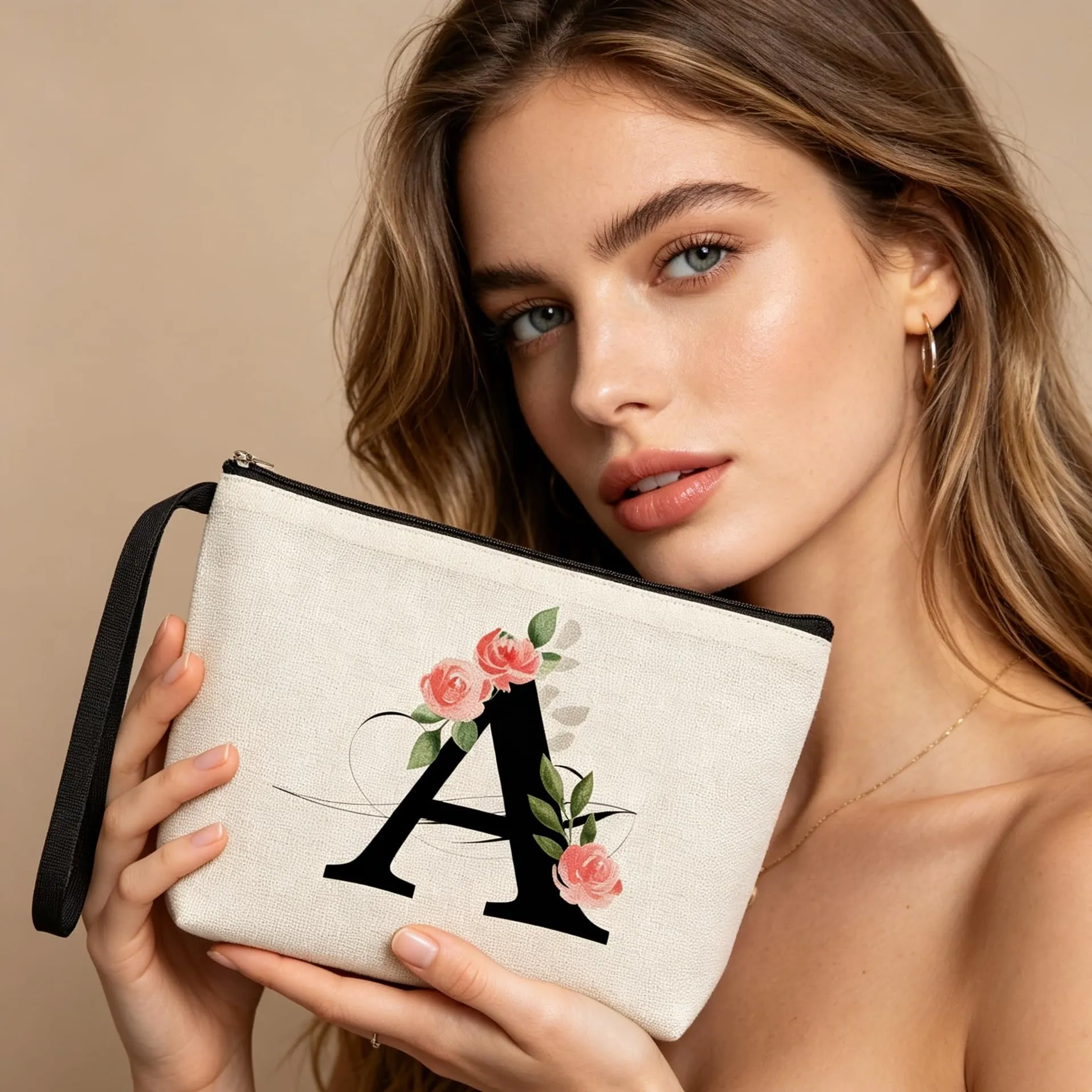 MHwan Pochette Personalizzata, Regali per Donna, Mamme e Amica, Regali di Natale e Compleanno, Elegante e Carina Beauty Case da Viaggio con Iniziale Nome (Beige) - immagine 2