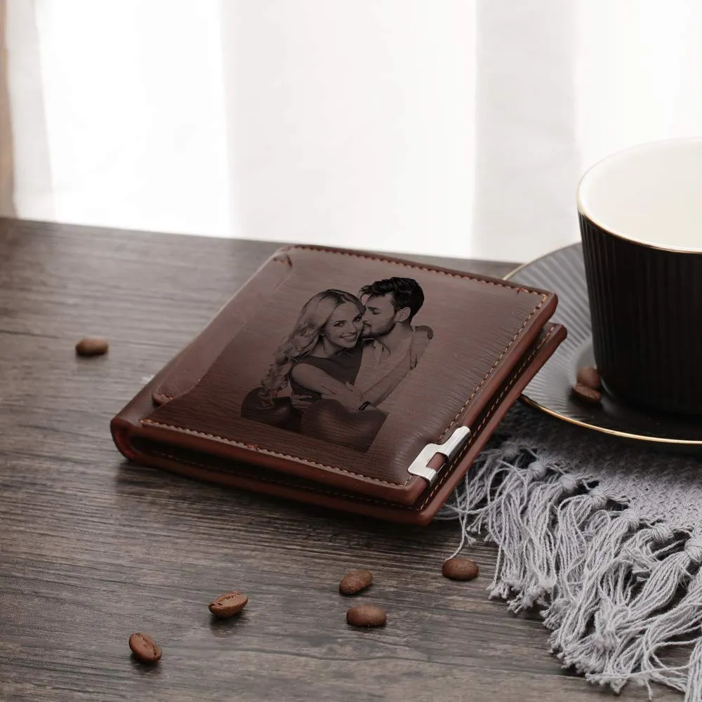 Glooraca Portafogli in pelle personalizzati per uomo Portafogli da uomo personalizzati Portafogli fotografici incisi per papà marito fidanzato (Stile J) - immagine 5