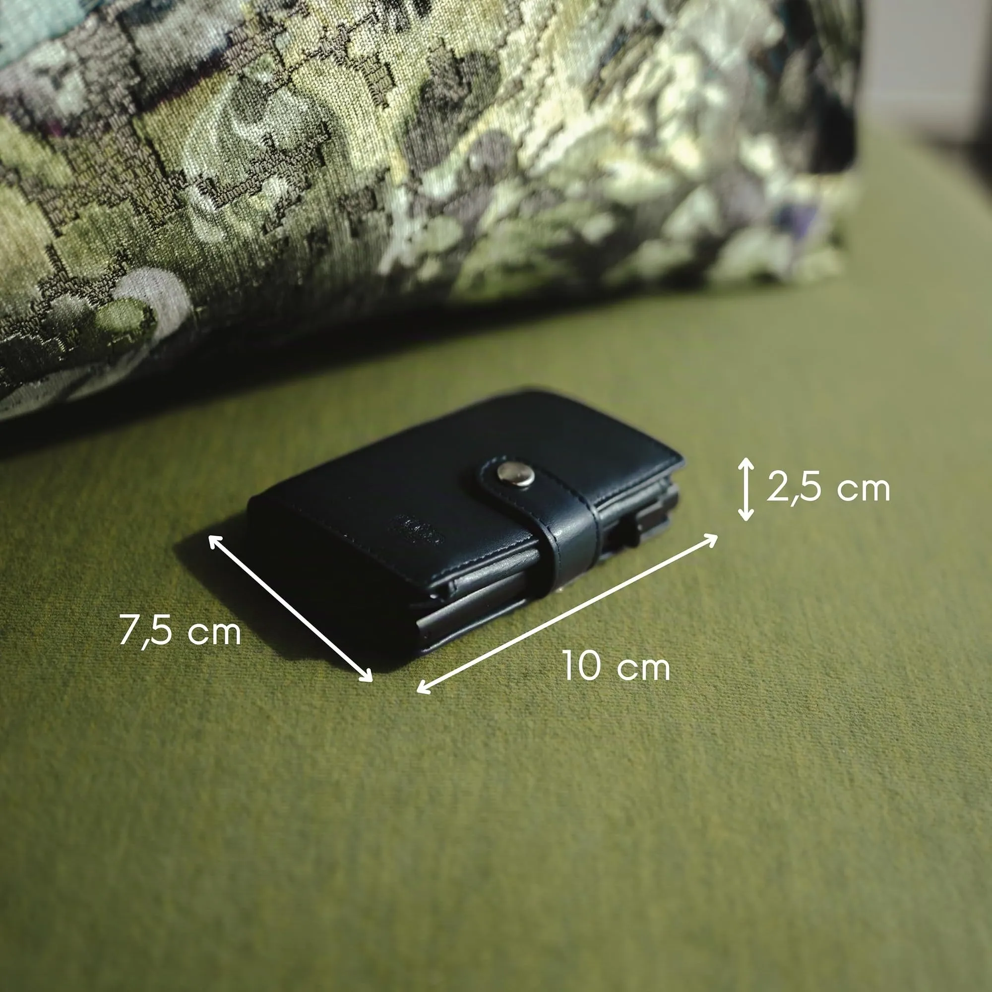 Baur Slim Wallet in vera pelle – portafoglio pop-up alluminio & protezione RFID – piccolo portafoglio da uomo con portamonete – smart wallet (Portamonete con bottone a pressione, blu scuro) - immagine 6
