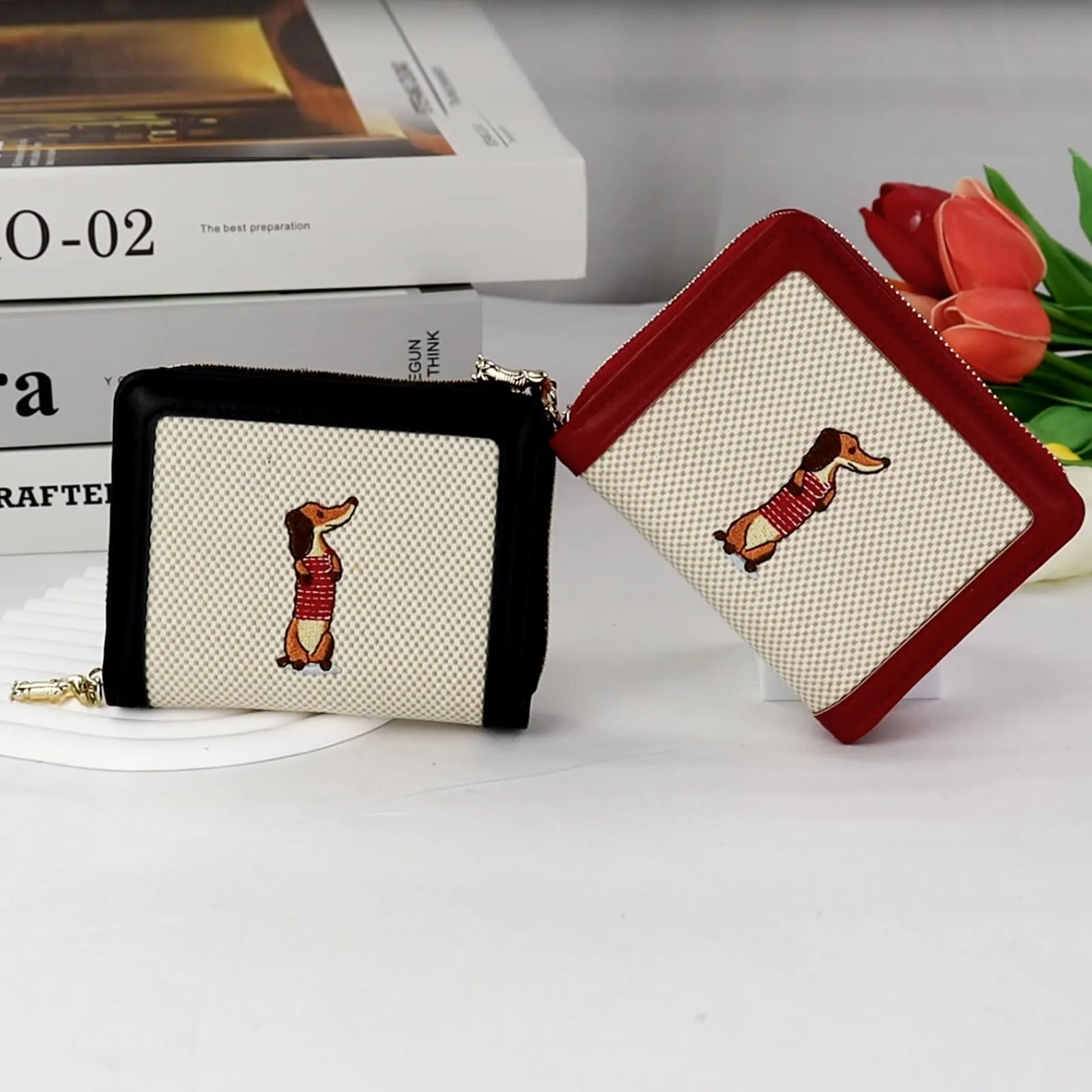 FuninCrea Portafoglio Donna Piccolo, Ecopelle Portamonete Donna con 5 Slot per Carte di Credito e Finestra per Documenti d'Identità, Ricamo Bassotto Portacarte Donne Piccolo Portafoglio Slim (Rosso) - immagine 6
