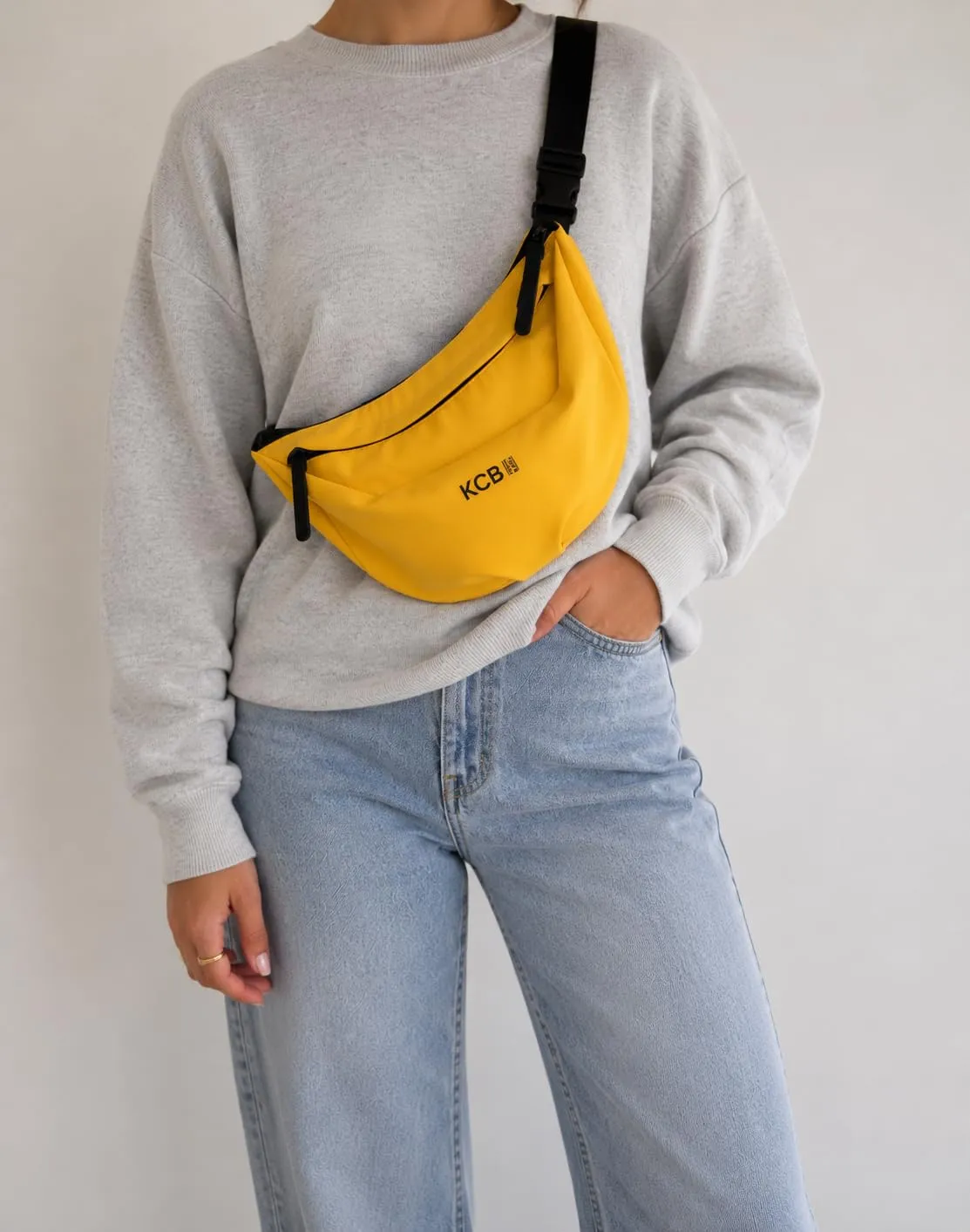 Marsupio grande KCB Skid, stile urbano e funzionale, scomparto doppio con cerniera e tasca posteriore sicura, design comodo e pratico, manico regolabile, 100% vegano, Mostarda, Grande, Casual - immagine 5