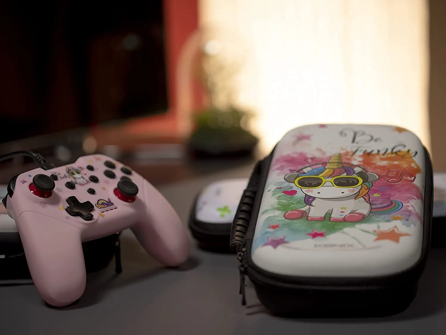 Konix Custodia di protezione e trasporto per Nintendo Switch, Switch Lite e Switch OLED - Alloggio 8 giochi - Design Be Funky, unicorno - immagine 6