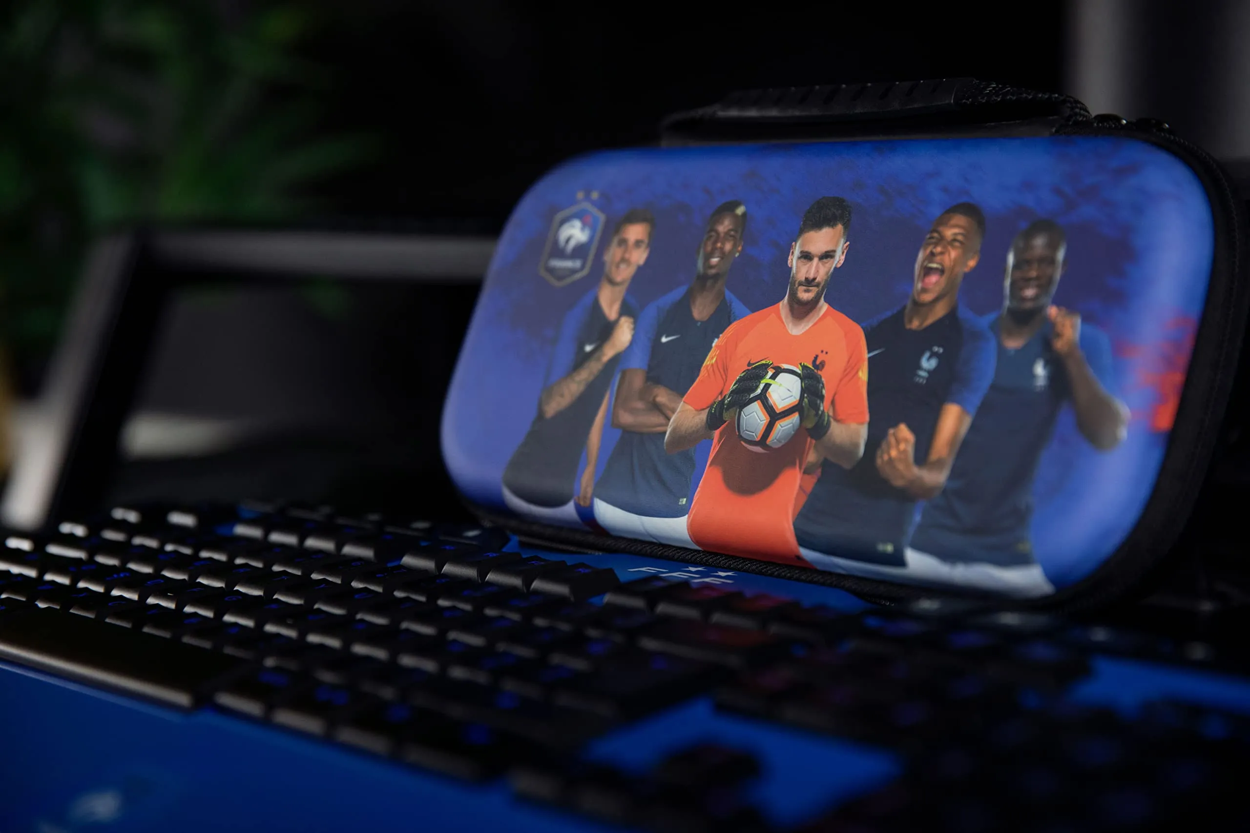Konix FFF Custodia di protezione e trasporto Nintendo Switch, Switch Lite e Switch OLED - Alloggio 8 giochi - Design squadra di calcio della Francia - immagine 3