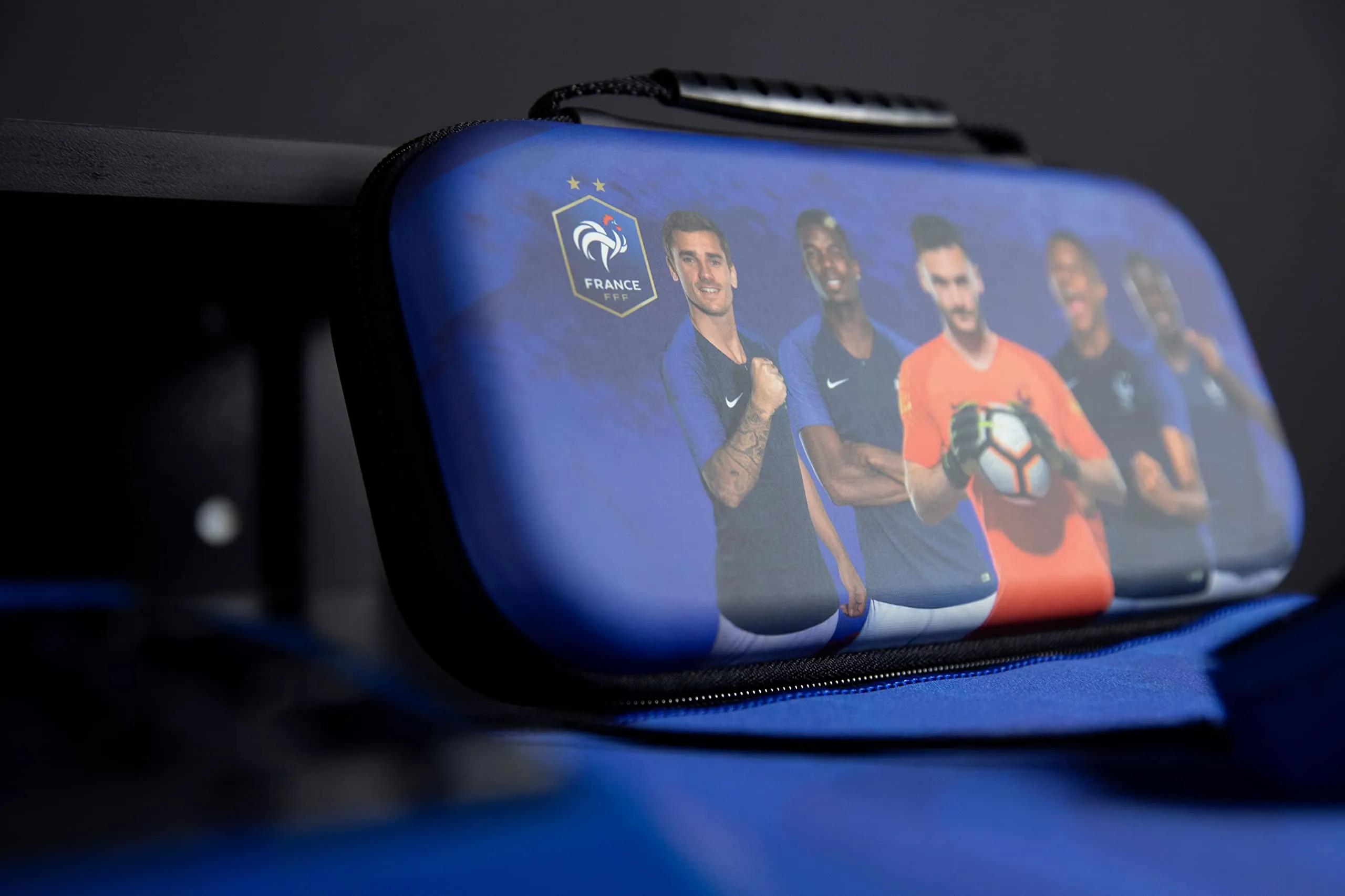 Konix FFF Custodia di protezione e trasporto Nintendo Switch, Switch Lite e Switch OLED - Alloggio 8 giochi - Design squadra di calcio della Francia - immagine 6