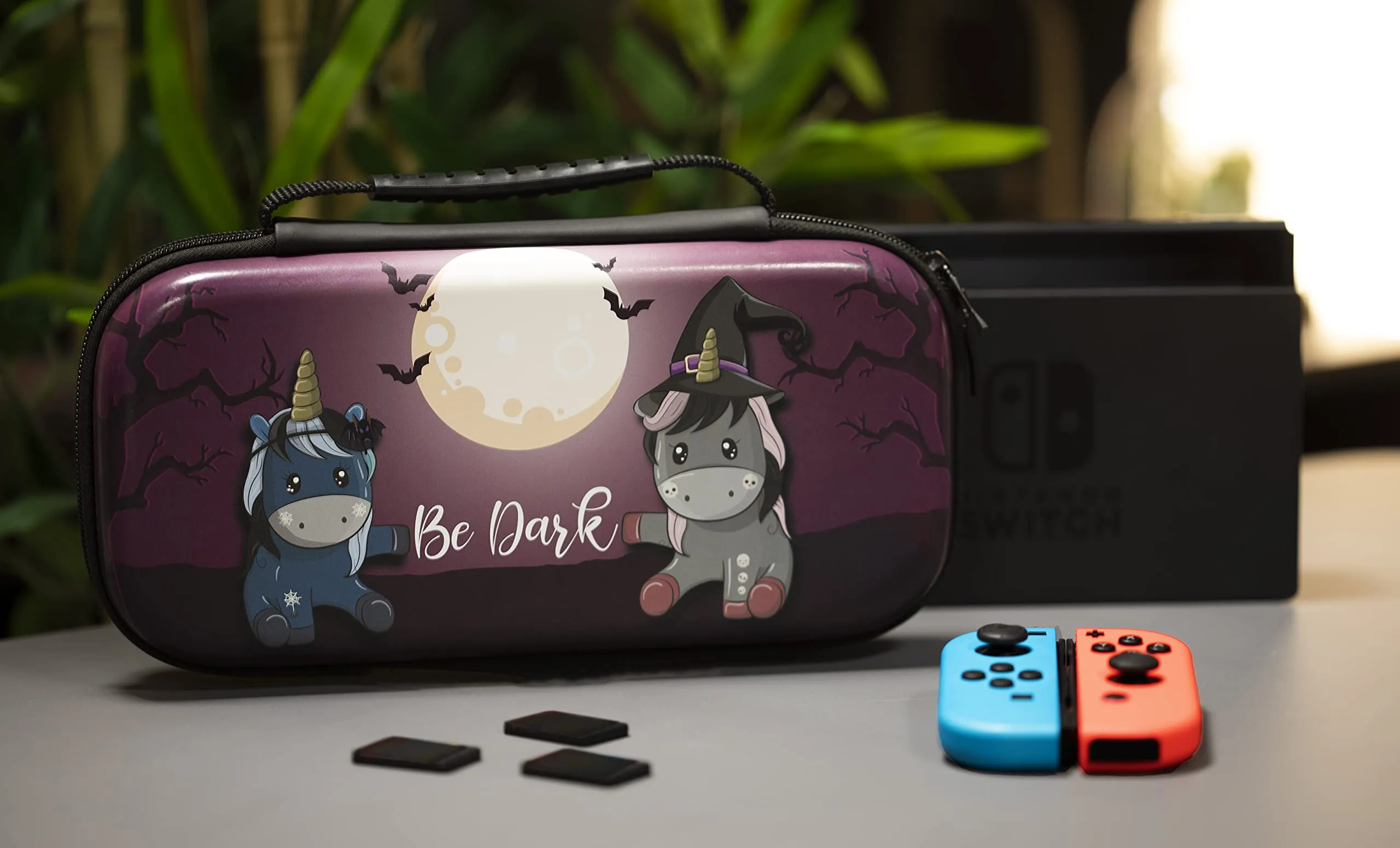Konix Unik Custodia di protezione e trasporto per Nintendo Switch, Switch Lite e Switch OLED - Alloggio 8 giochi - Design Be Dark, unicorni - immagine 5