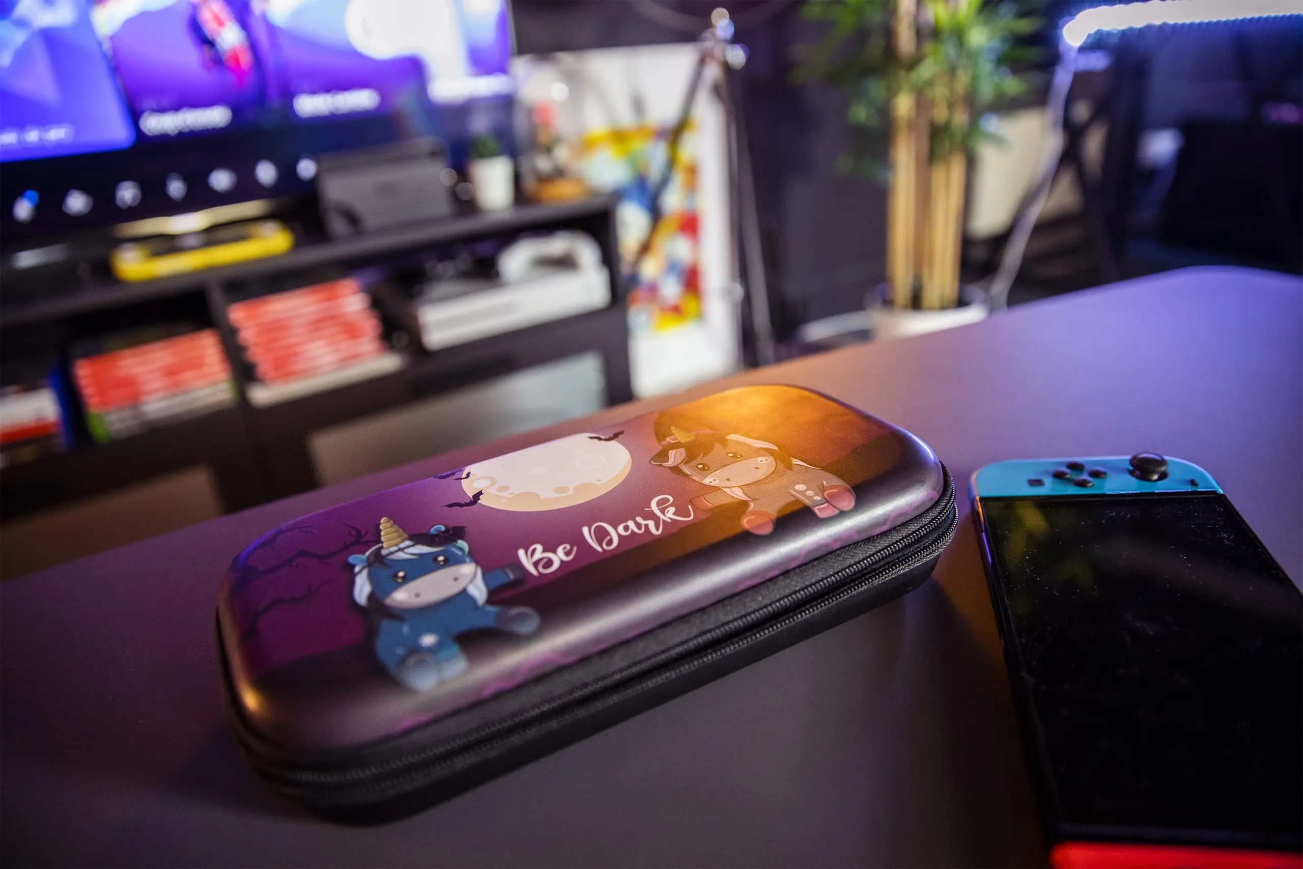 Konix Unik Custodia di protezione e trasporto per Nintendo Switch, Switch Lite e Switch OLED - Alloggio 8 giochi - Design Be Dark, unicorni - immagine 6