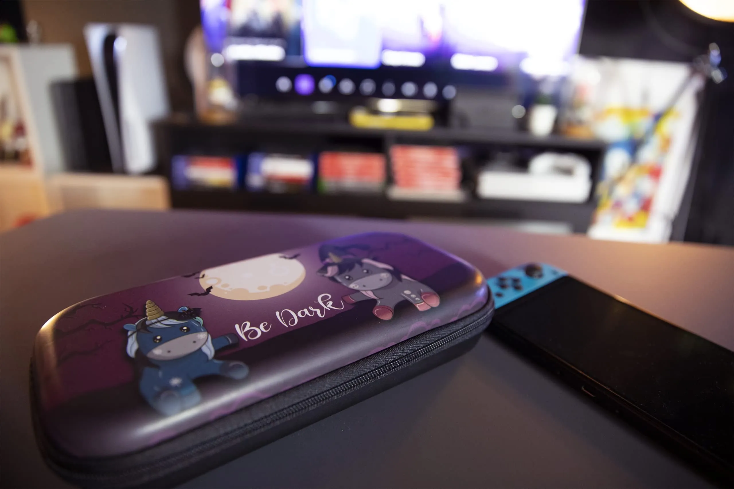 Konix Unik Custodia di protezione e trasporto per Nintendo Switch, Switch Lite e Switch OLED - Alloggio 8 giochi - Design Be Dark, unicorni - immagine 7