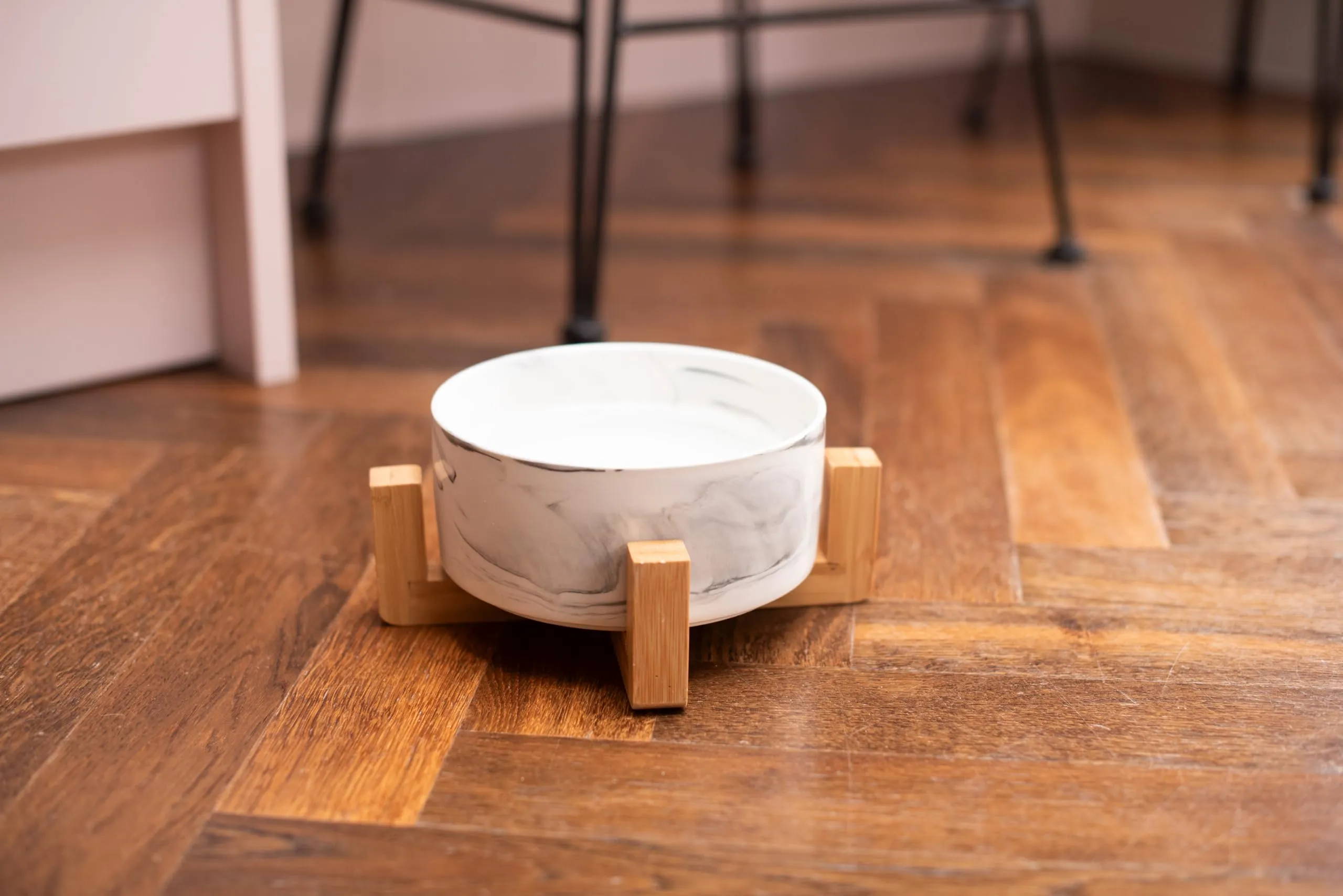 Ciotola in ceramica con supporto in bambù per cani e gatti, ciotola rialzata per una posizione comoda mentre si mangia e si beve, disponibile in 5 opzioni di colore, capacità 850 ml (grigio marmo) - immagine 4