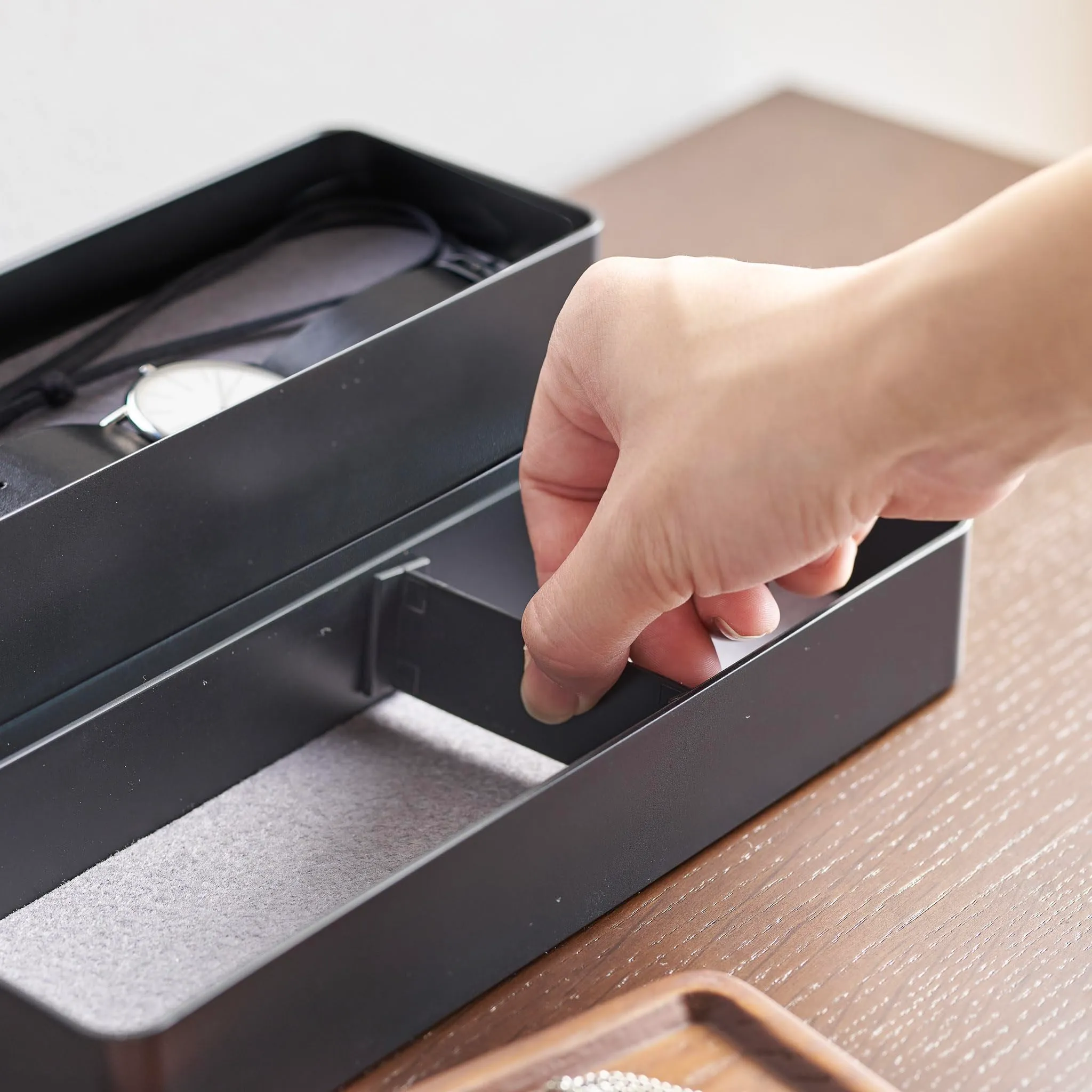 YAMAZAKI 5810 RIN 3Tiered Slim Accessory Case with Lid, black, ABS Resin/Wood, 24 x 8 x 11.5 cm - immagine 6