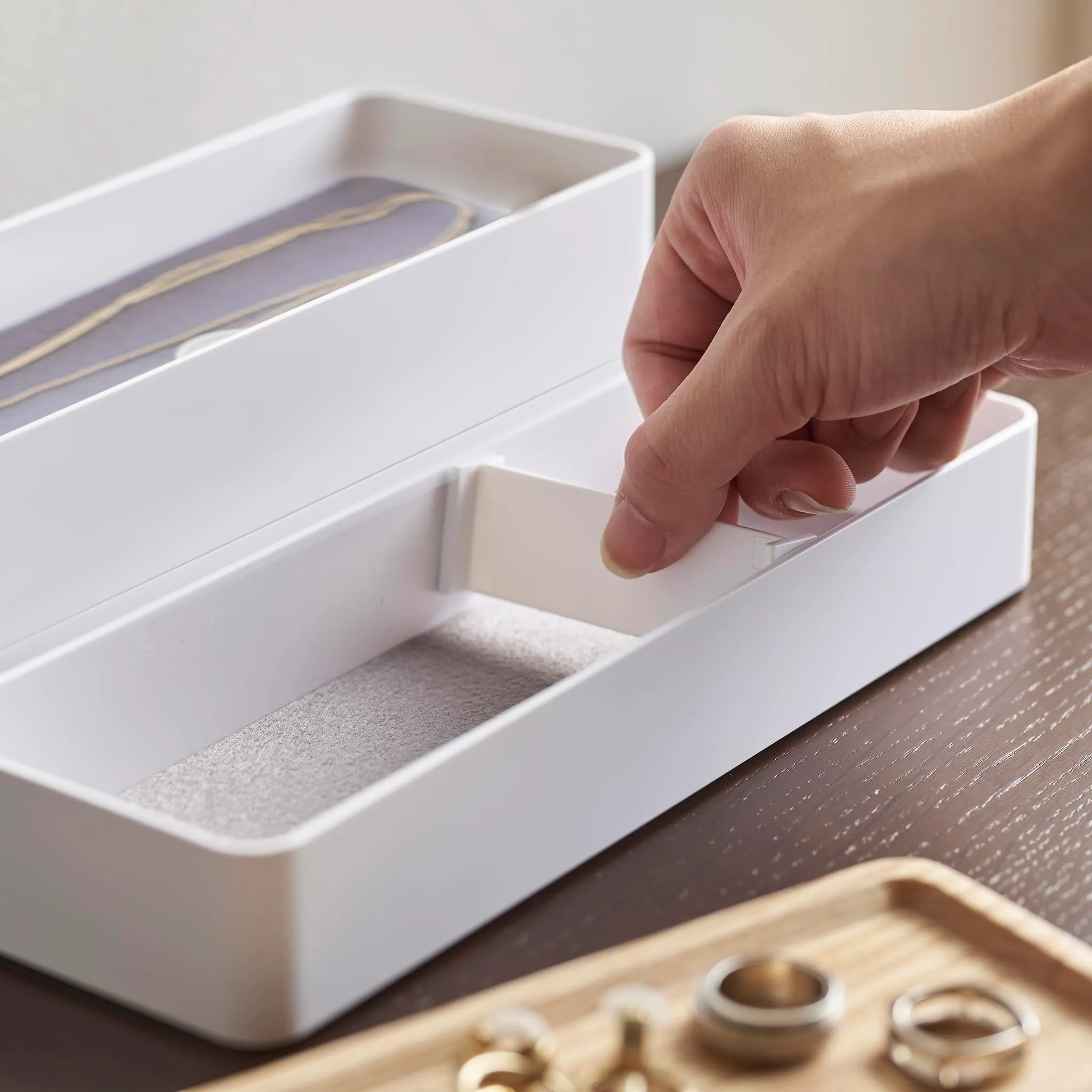 YAMAZAKI 5811 RIN 3Tiered Slim Accessory Case with Lid, white, ABS Resin/Wood, 24 x 8 x 11.5 cm - immagine 6