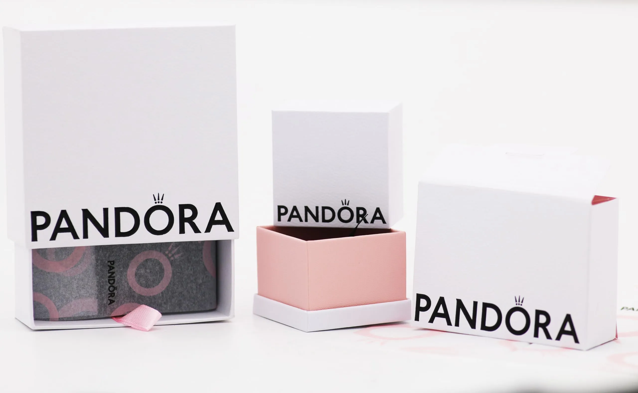 PANDORA Anello con fascia di cuori traforati, 58 - immagine 2