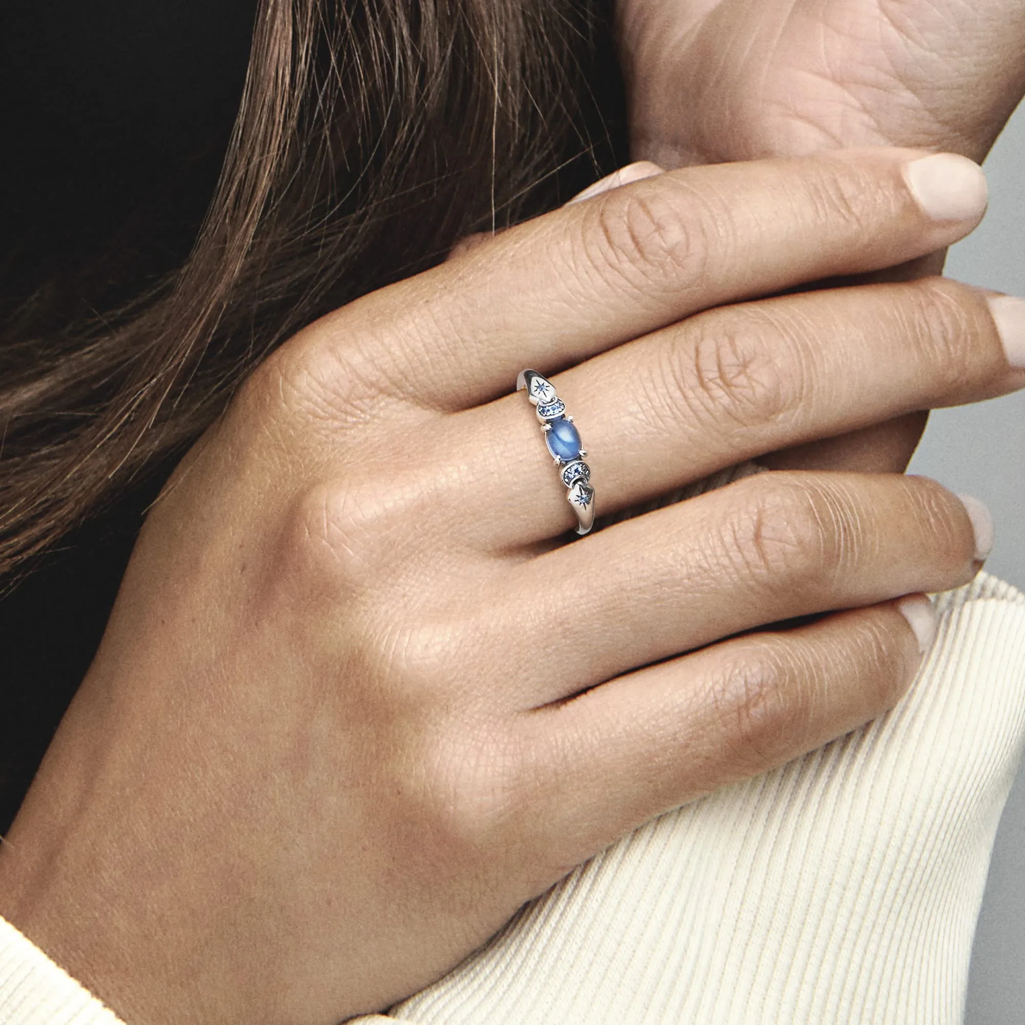 PANDORA Disney Anello con Aladin e Jasmine in argento Sterling con cristallo blu ghiaccio e cristallo blu chiaro di luna, 54 - immagine 5