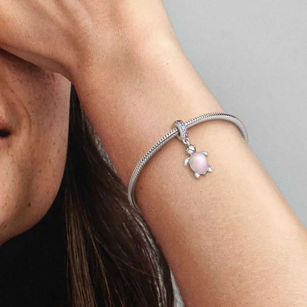 PANDORA Pendente a forma di tartaruga marina Moments in argento Sterling con vetro di Murano rosa dicroico satinato, cristallo viola regale e cristallo rosa phlox - immagine 3