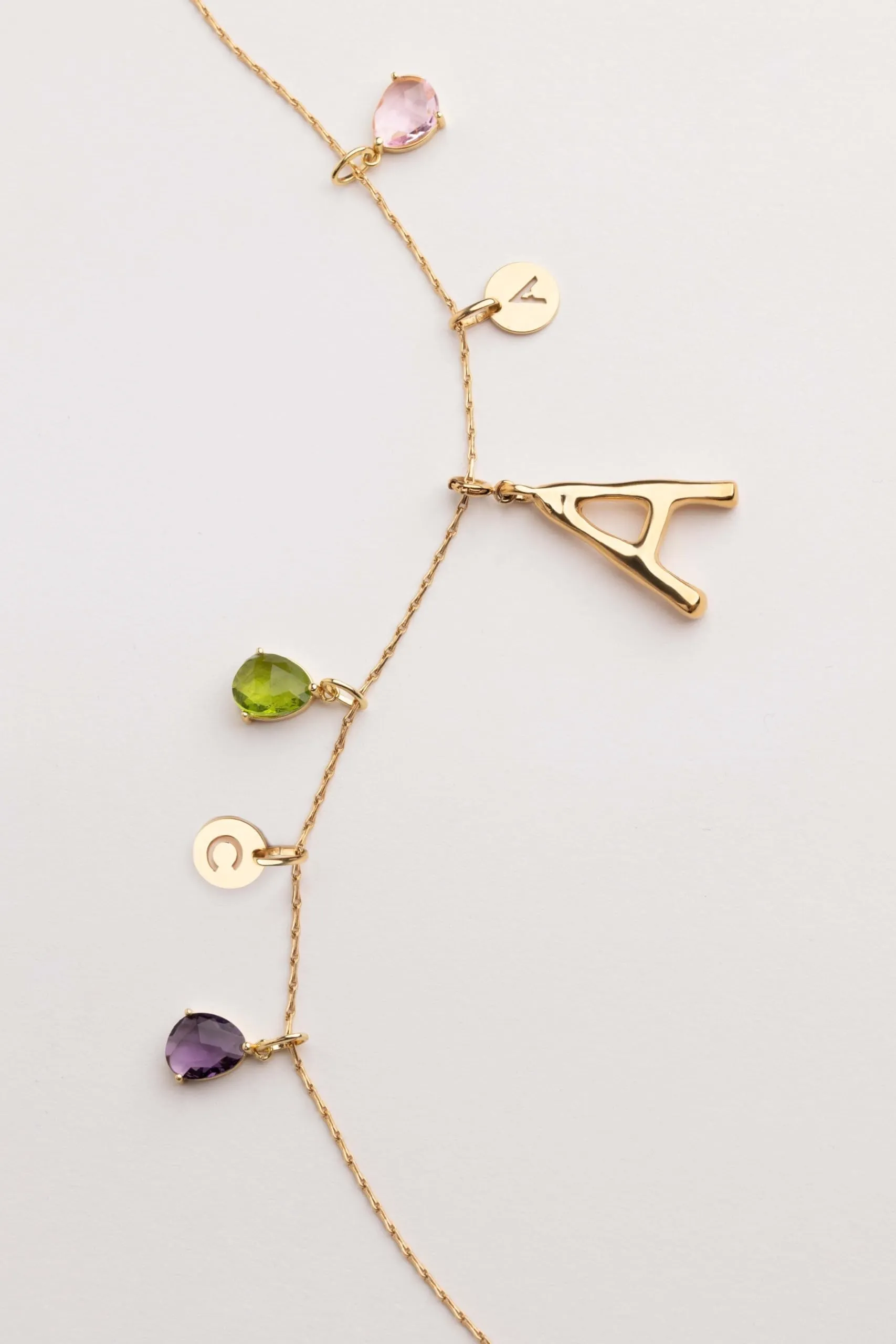 SINGULARU - Charm Letter XL. Pendente Iniziale in Ottone con Finitura Placcata Oro 18Kt. Combinabile con Collana. Gioielli da Donna. Lettera V - immagine 3