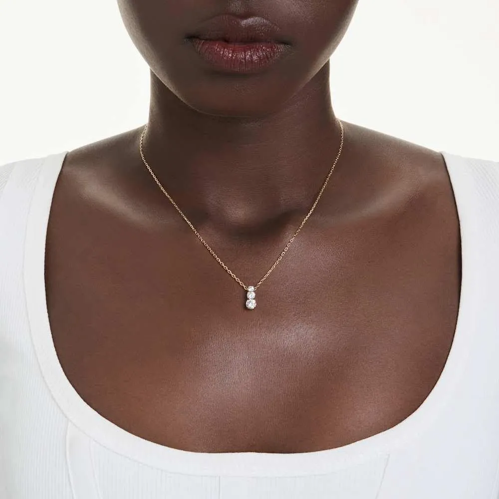 Swarovski Stilla Attract Collana Pendente, con Zirconia Trasparente, Pietre Scintillanti a Taglio Round, Chiusura a Moschettone, Placcatura in Tonalità Oro, 38-45 cm, 1,5 x 0,5 cm - immagine 6