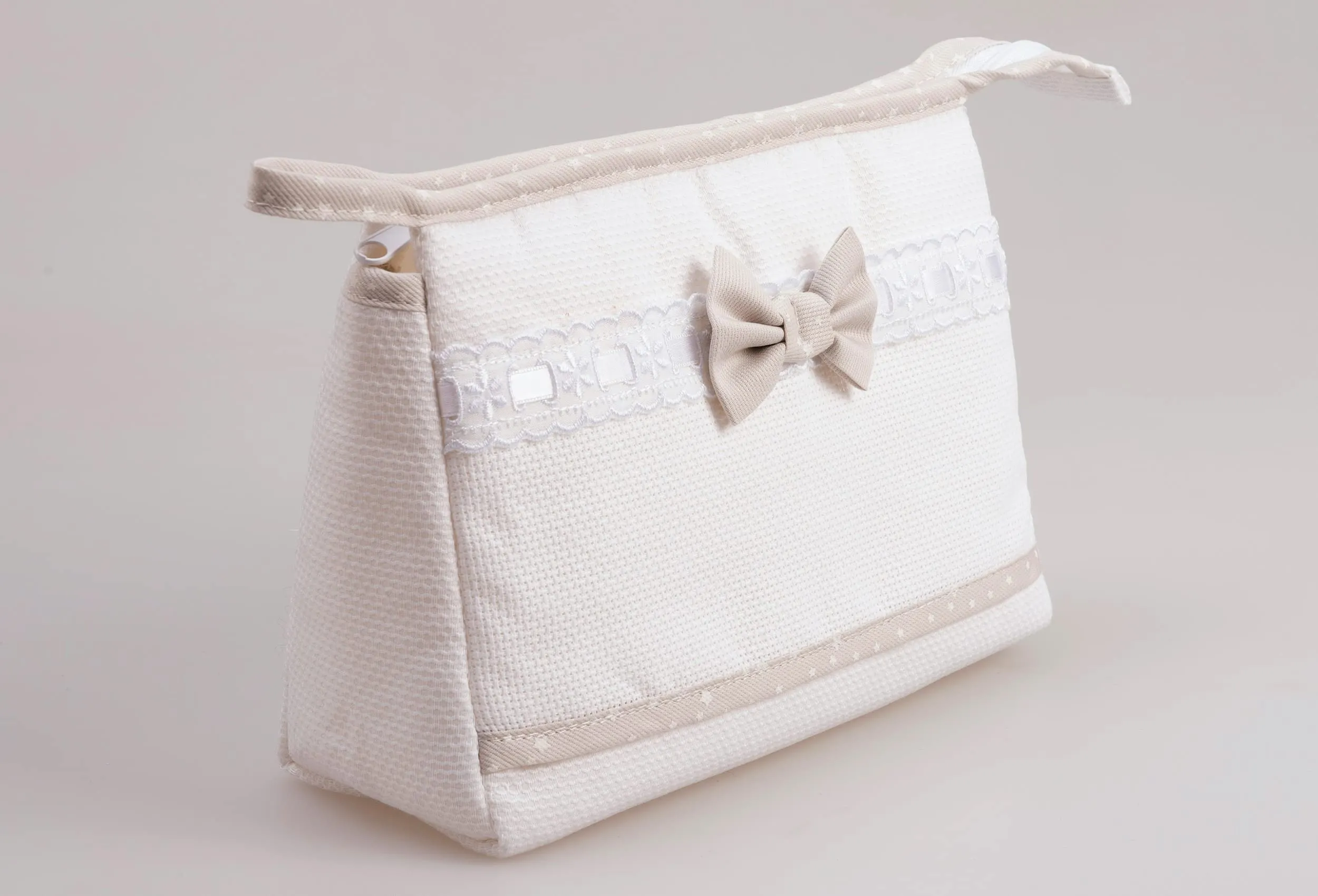 Filet - Trousse da viaggio in cotone con interno impermeabile | Chiusura con cerniera | Tela aida ricamabile all'esterno | Dim 24x16x6cm | Beige e bianco - immagine 2