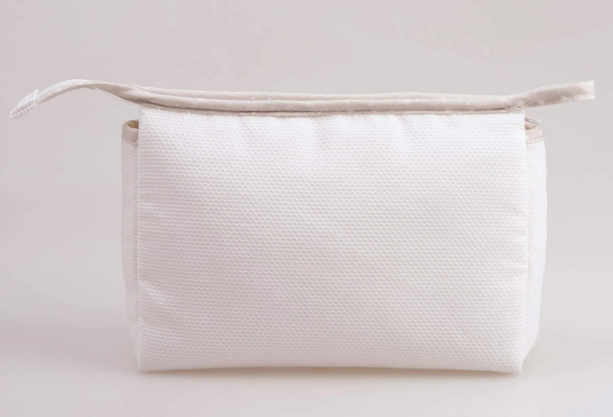 Filet - Trousse da viaggio in cotone con interno impermeabile | Chiusura con cerniera | Tela aida ricamabile all'esterno | Dim 24x16x6cm | Beige e bianco - immagine 3