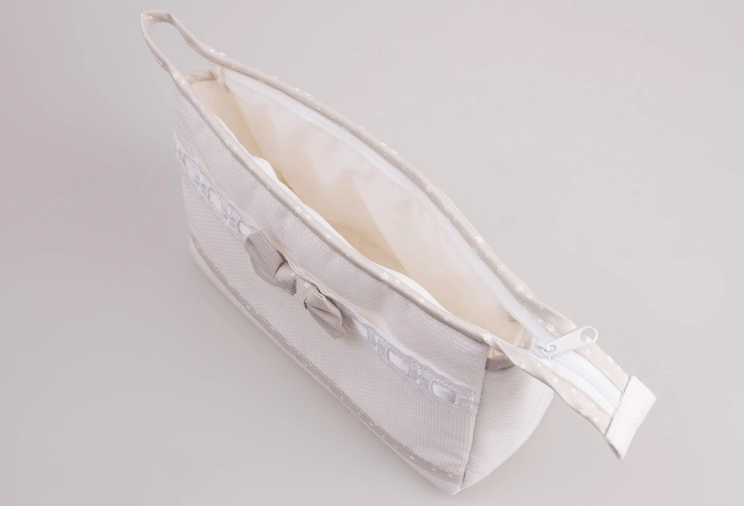 Filet - Trousse da viaggio in cotone con interno impermeabile | Chiusura con cerniera | Tela aida ricamabile all'esterno | Dim 24x16x6cm | Beige e bianco - immagine 10