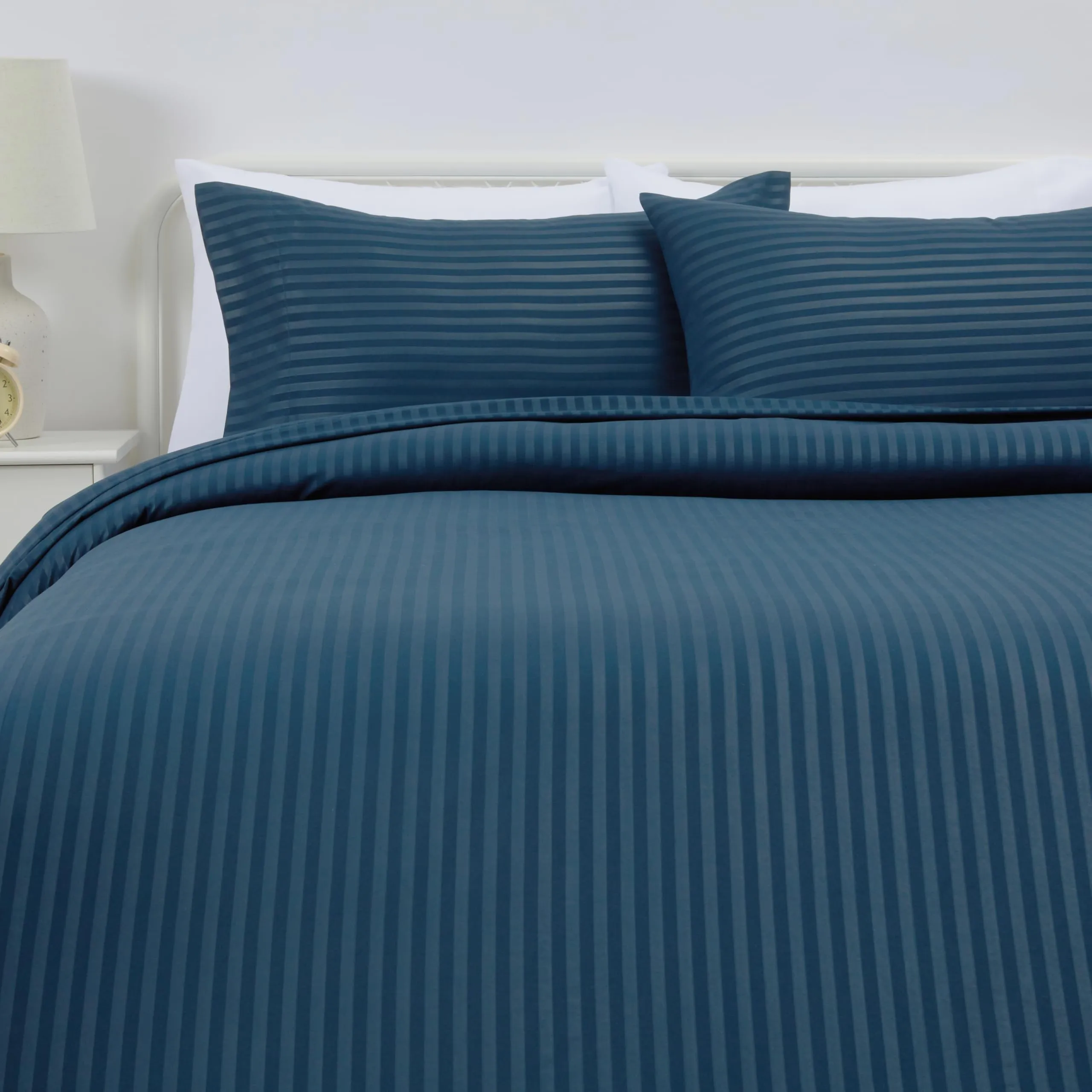 Amazon Basics Set copripiumino Matrimoniale in microfibra, 3 pezzi, copripiumino da 240 x 220 cm e 2 federe da 50 x 80 cm, blu navy, a righe