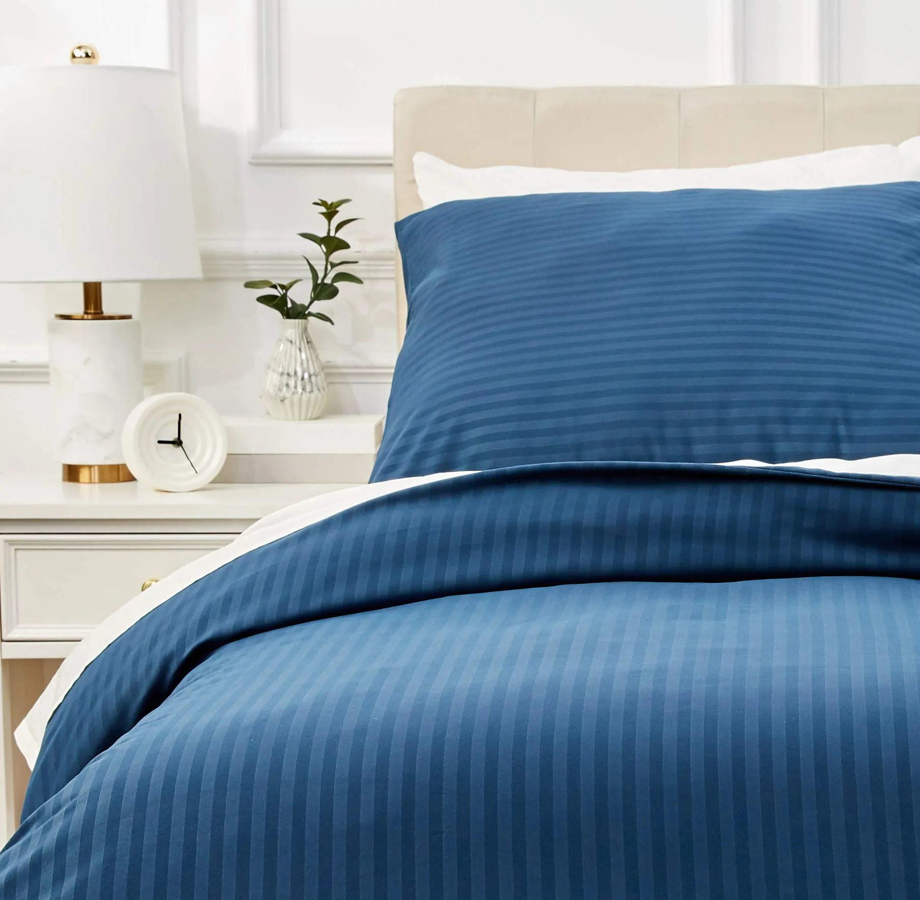 Amazon Basics Set copripiumino Singolo in microfibra, 2 pezzi, copripiumino da 135 x 200 cm e 1 federa da 80 x 80 cm, Blu Navy, a righe