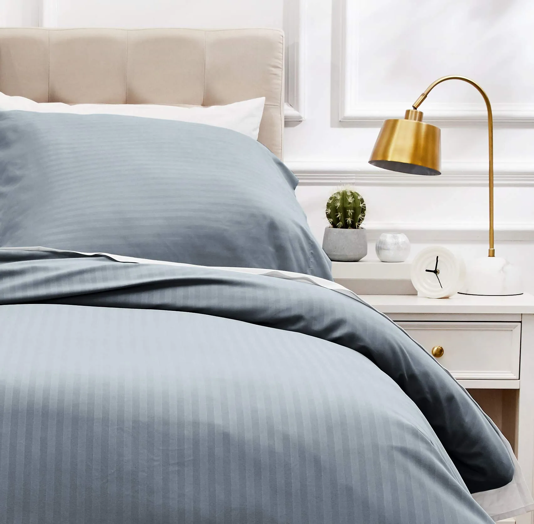 Amazon Basics Set copripiumino Singolo in microfibra, 2 pezzi, copripiumino da 135 x 200 cm e 1 federa da 80 x 80 cm, Grigio Scuro, a righe