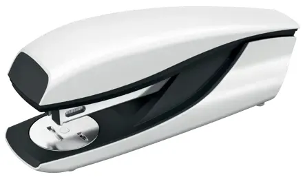 Cucitrice in metallo Petrus 635 WOW + scatola da 200 punti metallici - Fino a 30 fogli - Levapunti integrato - Punti chiusi aperti e inchiodati - Bianco metallizzato